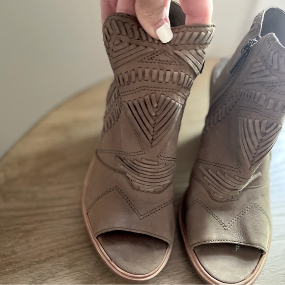 Woman’s Peekaboo Toe Booties - Picture 2 of 8